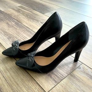 Leather pumps with bow detail